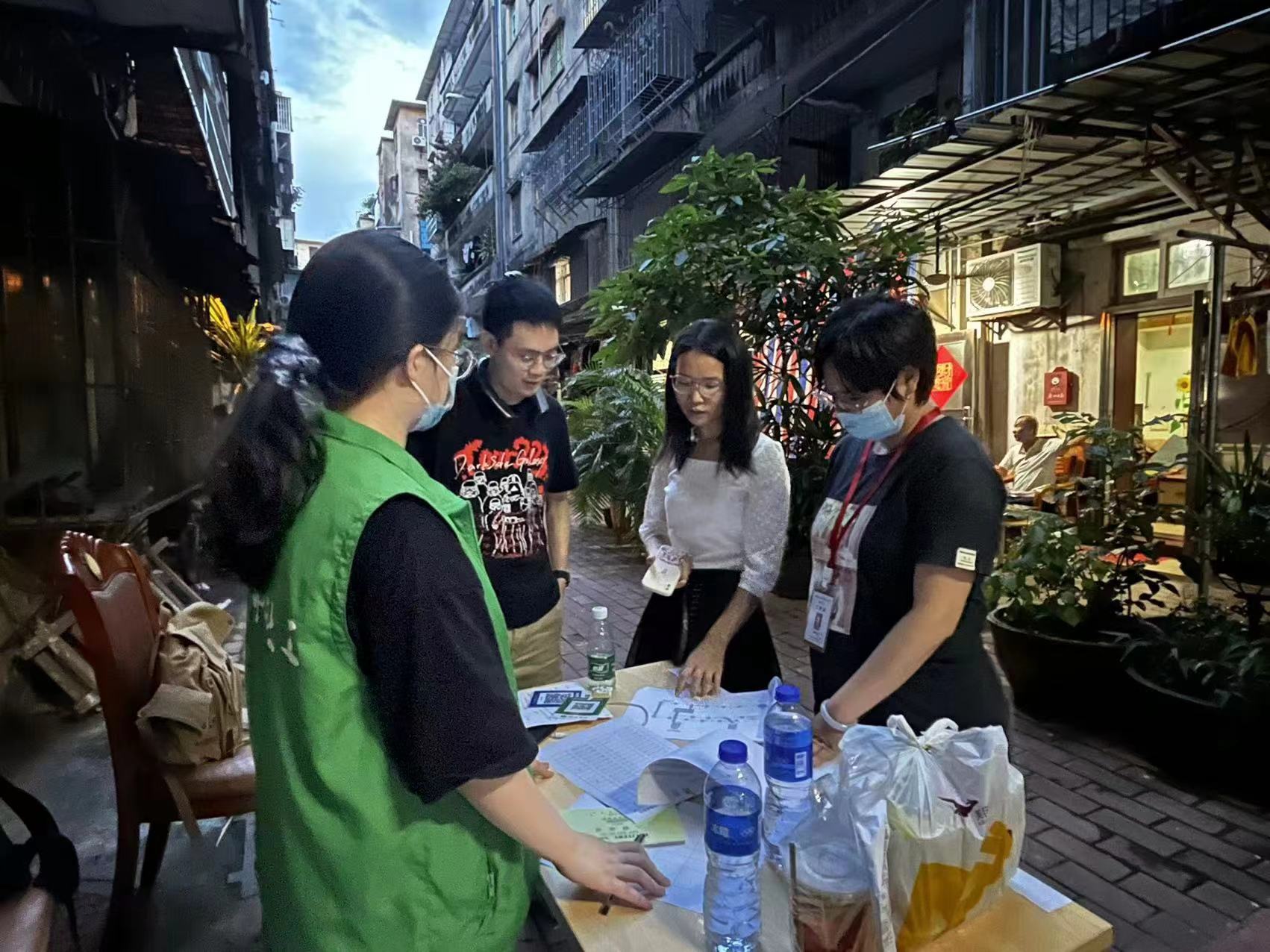 万博ManBetX视频｜广州海珠江南中街：“小花园”让幸福满格打开社区治理新方式(图8)