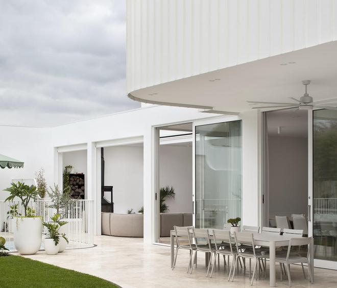 bat365在线平台580平米的白色优雅庭院别墅设计(图1)