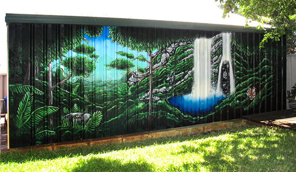 bat365在线平台官方网站后院里的热带雨林：手绘墙壁画打造庭院空间